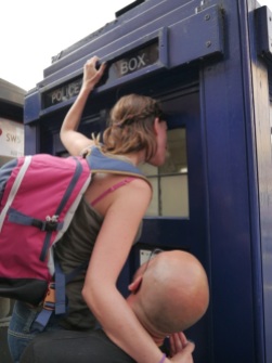 doctor-who-tardis-earls-court-station-londres-maddalena